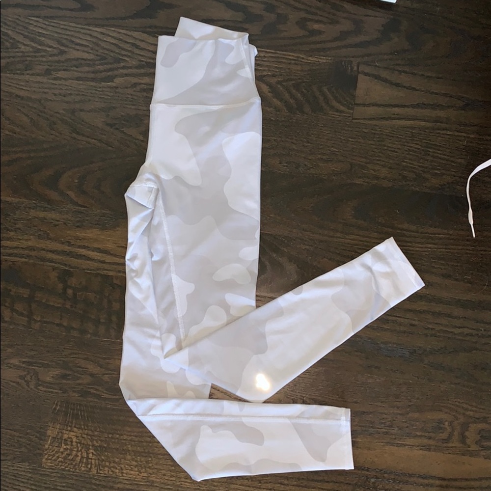 ALO WHITE X GREY CAMO LEGGINGS